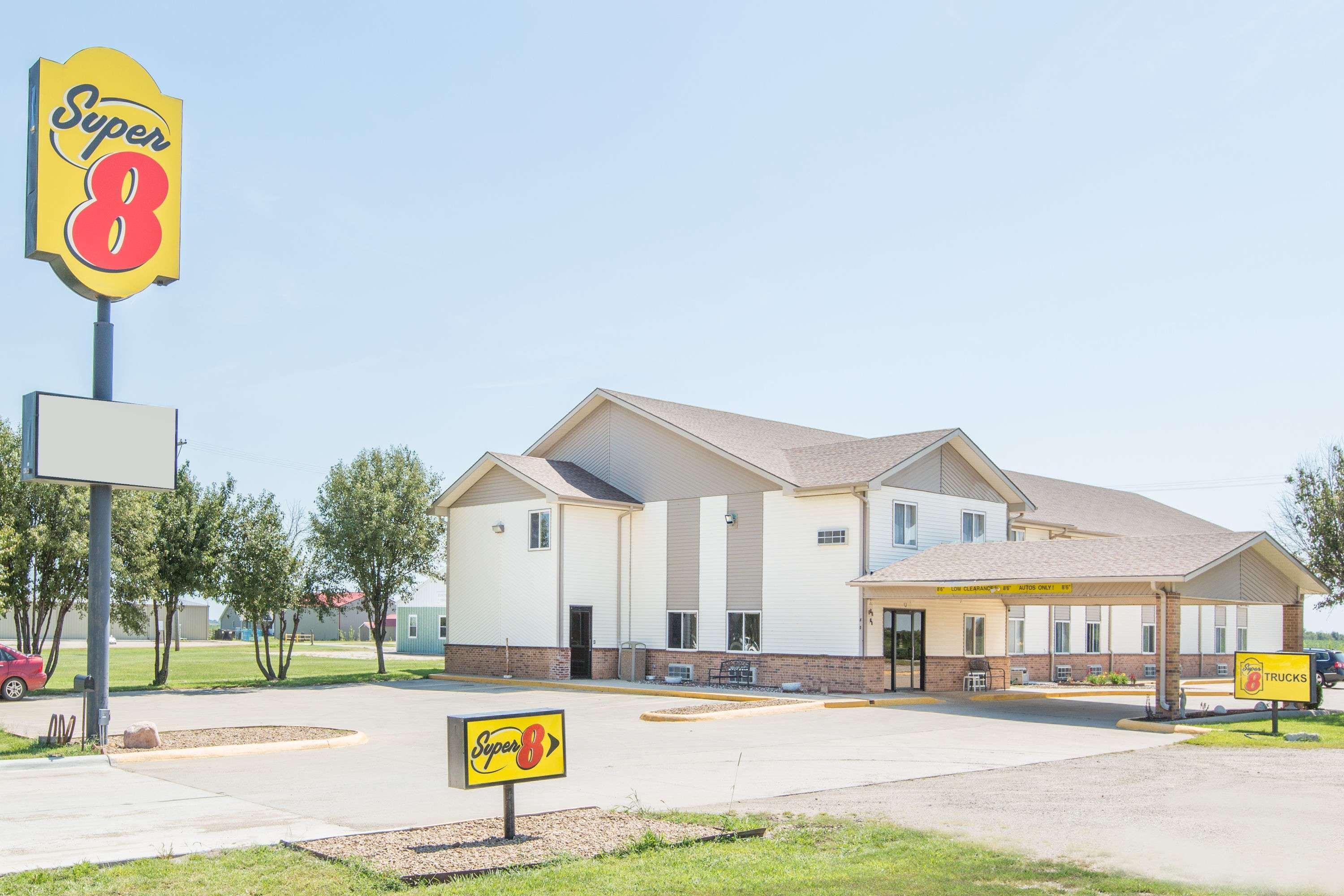 Super 8 By Wyndham Belleville Екстериор снимка